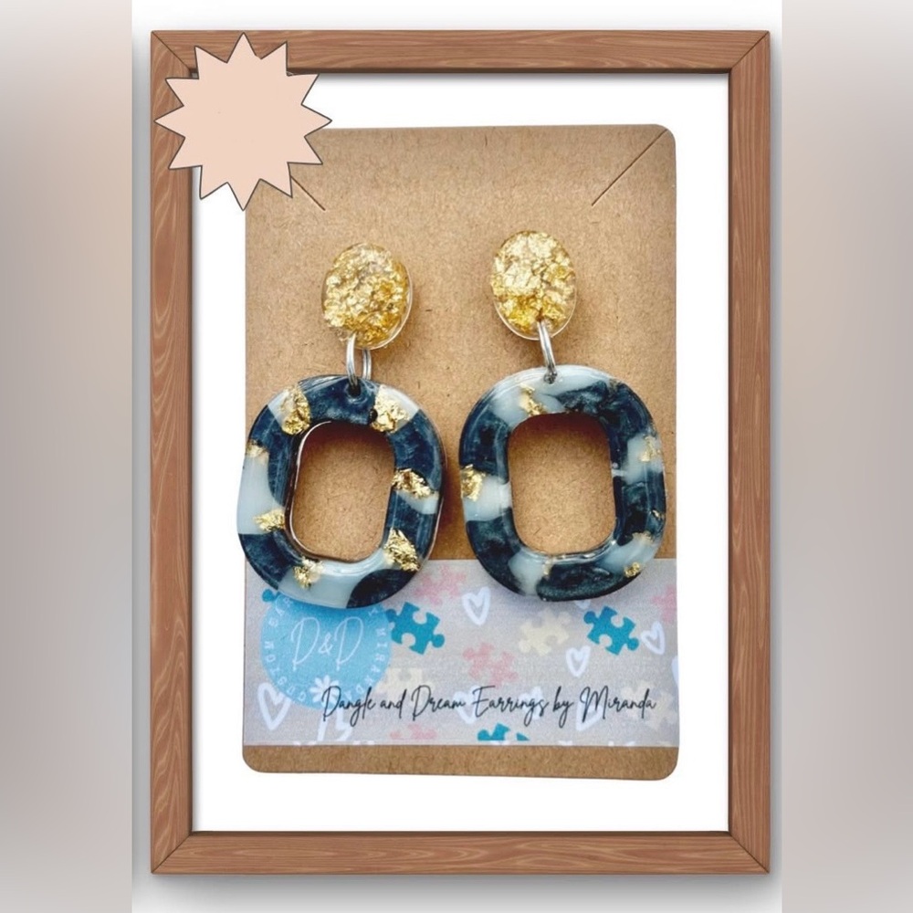 Gold and Black Dangle Earrings

🌸🌟🌟Bundle Discounts Available🌟🌟🌸